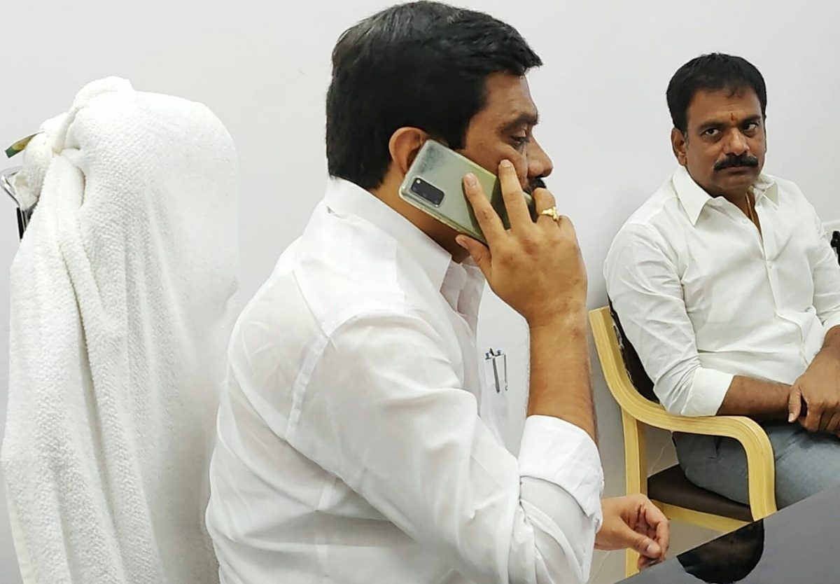 ప్రజలకు అండగా నిలవాలని ఉమ్మడి జిల్లాల కలెక్టర్లకు మంత్రి వేముల ఆదేశాలు