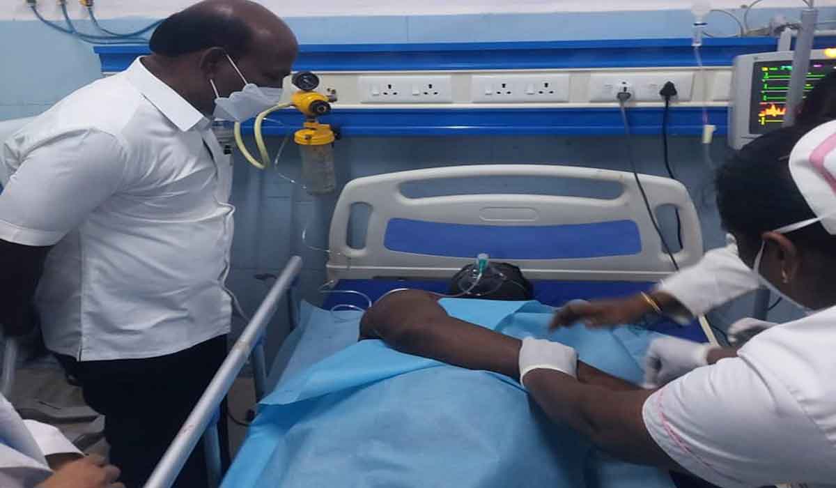 సీఎం నివాసం ముందు ఒంటికి నిప్ప‌టించుకున్న వ్య‌క్తి