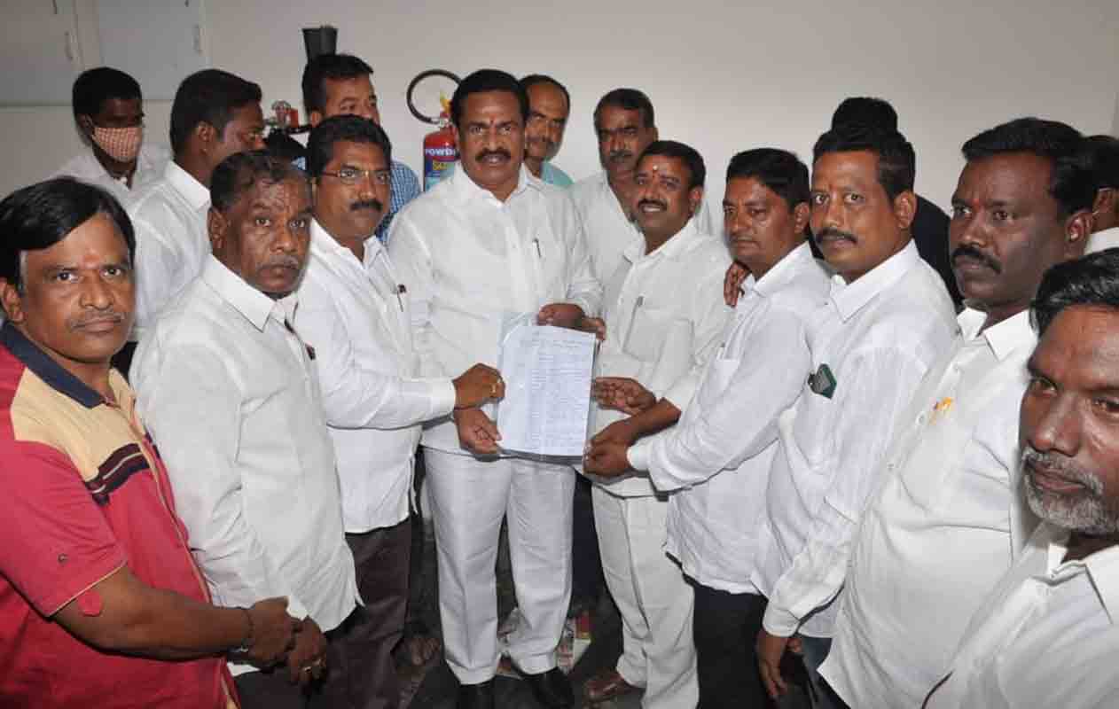 ఆలయాల సమస్యలు పరిష్కరించాలని ప్రభుత్వ విప్‌నకు వినతి