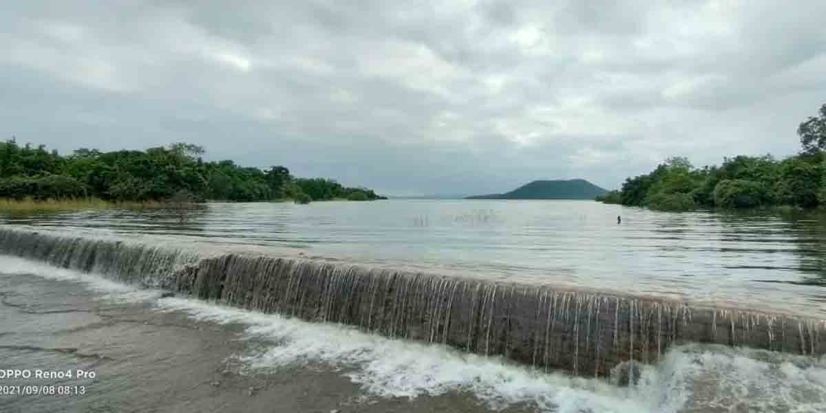 మత్తడి పోస్తున్న పాకాల సరస్సు..పూజలు చేసిన ఎమ్మెల్యే పెద్ది