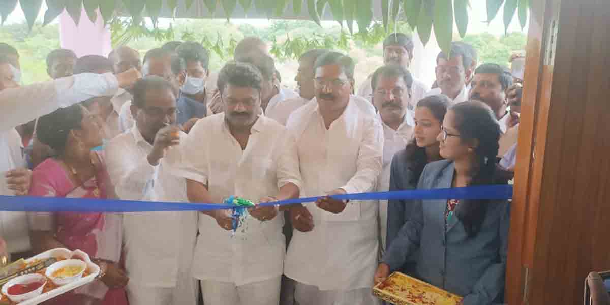 పెబ్బేరులో మత్స్య కళాశాల బాలుర వసతి గృహాన్ని ప్రారంభించిన మంత్రులు