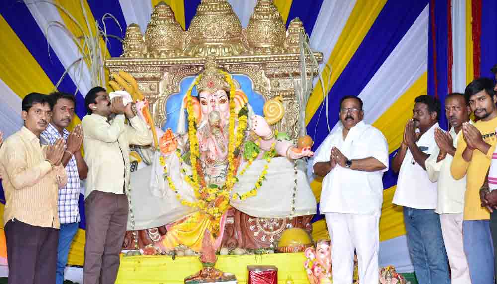 విఘ్నేశ్వరుడికి ముస్లిం భక్తుడి పూజలు