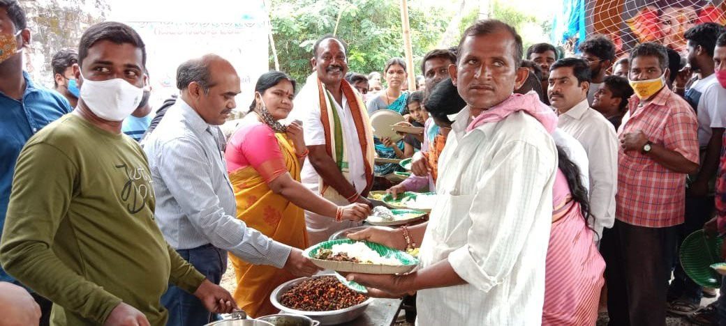 ఏకదంతుడి సన్నిధిలో అన్నదాన కార్యక్రమాలు