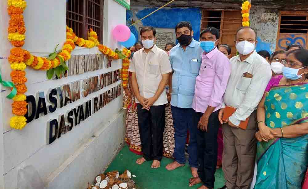 తల్లిదండ్రుల జ్ఞాపకార్థం అంగన్‌వాడీ కేంద్రం నిర్మాణం