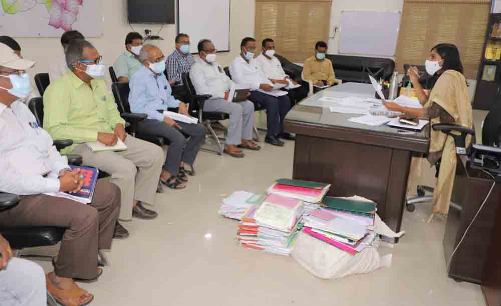 సమష్టి కృషితో వ్యాక్సినేషన్‌ను పూర్తి చేయాలి