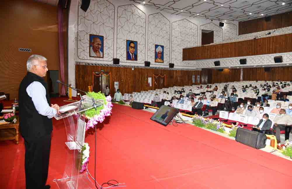 ప్రతి నీటిబొట్టునూ ఒడిసిపట్టాలి