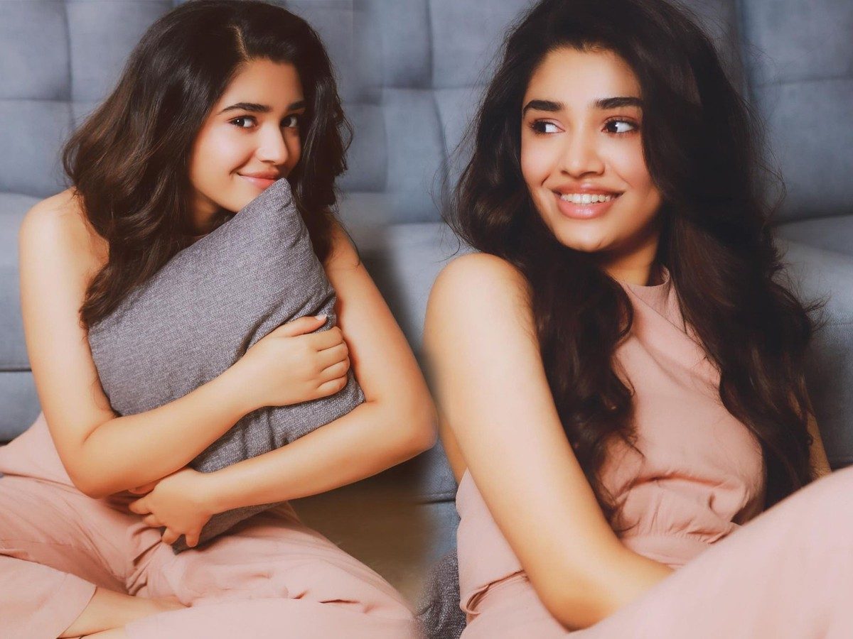 Krithi Shetty: చూపుతిప్పుకోలేని అందాల‌తో క‌ట్టిప‌డేస్తున్న బేబ‌మ్మ‌