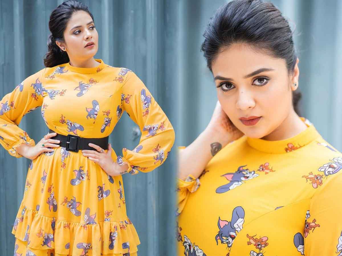 Sreemukhi: చిన్న గౌనులో శ్రీముఖి చిలిపి పోజులు…