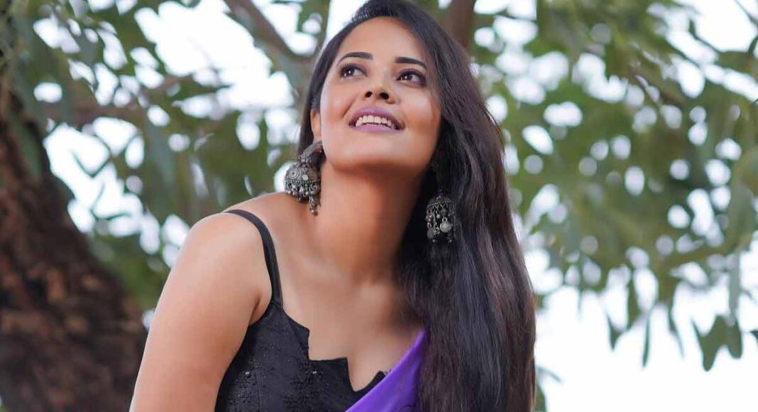 బ్లూ సారీలో అనసూయ అందాలు అదరహో..