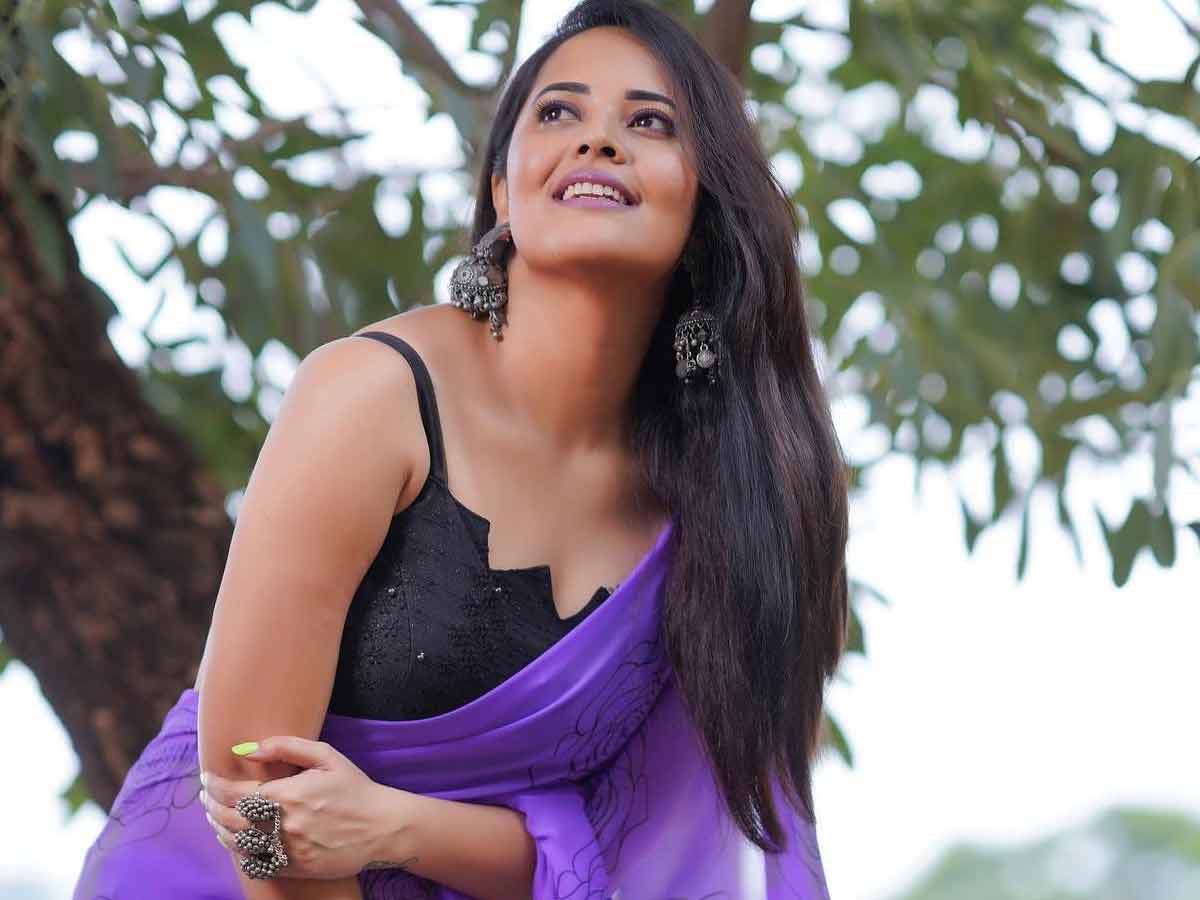 Anchor Anasuya: అనసూయ చీర అందాలు అదరహో..