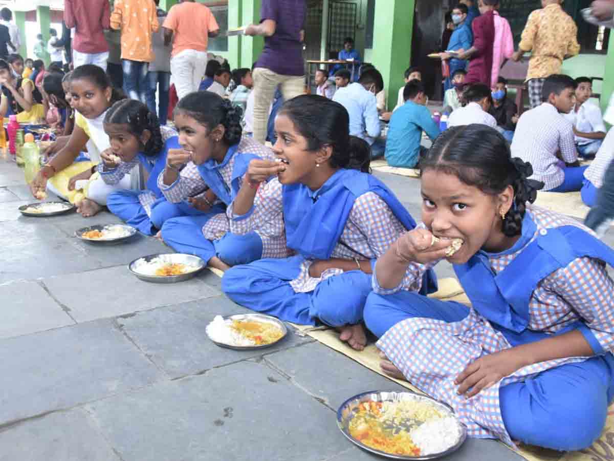 Schools Reopen: మధ్యాహ్న భోజనం చేస్తున్న విద్యార్థులు