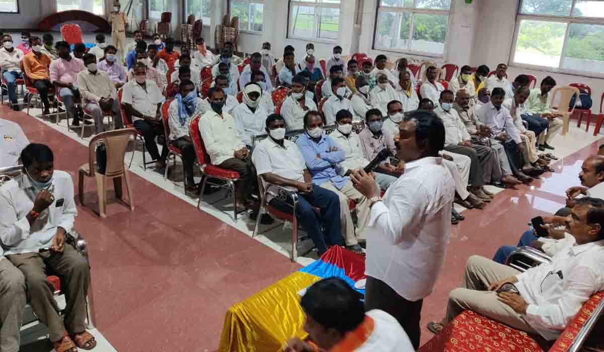 సమన్వయంతో గ్రామ కమిటీల ఏర్పాటు పూర్తి చేయాలి : ఎమ్మెల్యే అరూరి