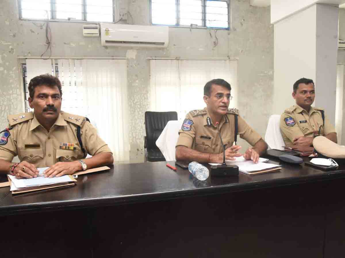 వెస్ట్ జోన్ పోలీసులతో నేర సమీక్షా సమావేశం నిర్వహించిన సీపీ