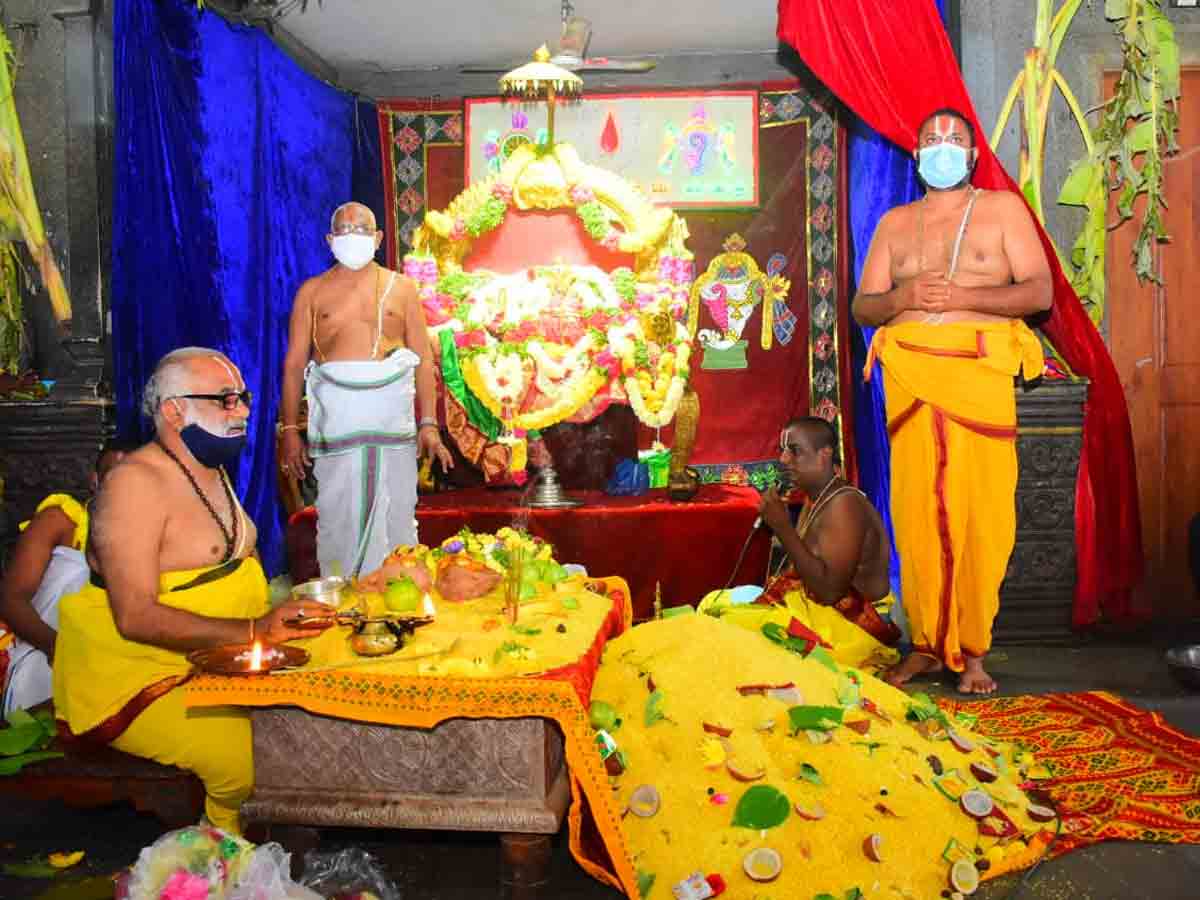 Yadadri temple : యాదాద్రిలో భక్తుల కోలాహలం