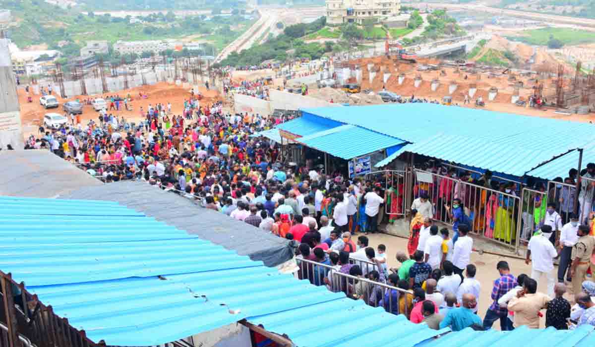 యాదాద్రికి పోటెత్తిన భక్తులు