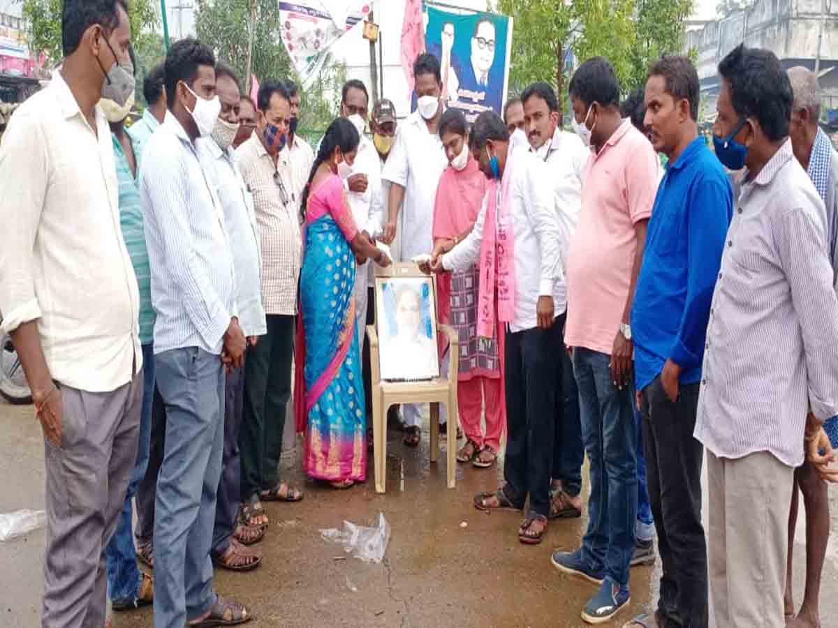 Thanks to cm kcr | కేసీఆర్ చిత్రపటానికి పాలాభిషేకం..