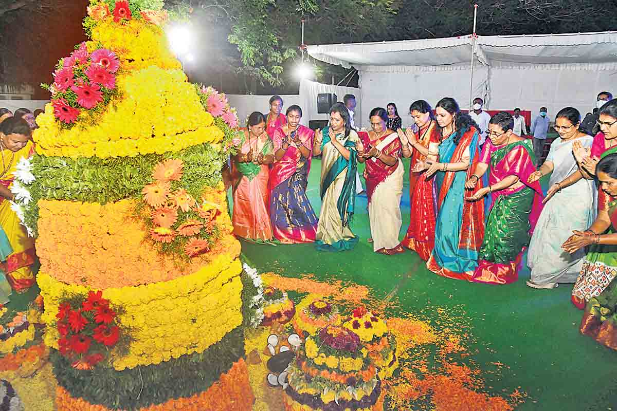 వాడ వాడంత ఉయ్యాలో.. పూల వనమాయే ఉయ్యాలో..!