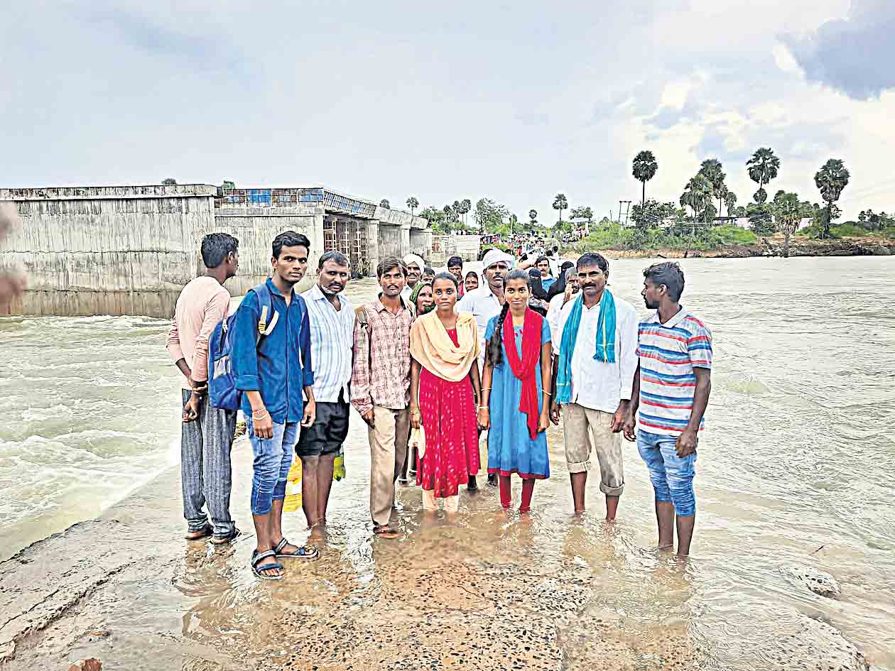 విద్యార్థుల కోసం వరదనే ఆపారు!