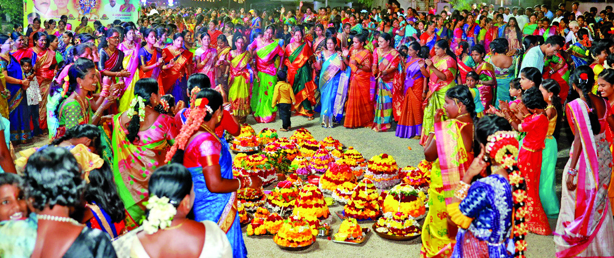 వాడవాడంతా.. పూలవనమాయే..