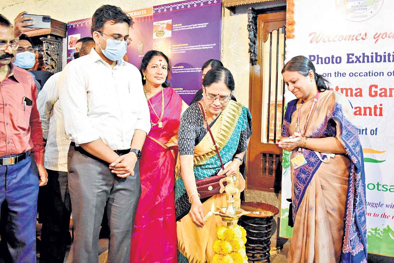 జాతిపిత ఆశయాలను కొనసాగించాలి..