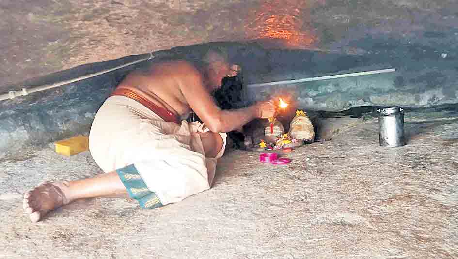 సాష్టాంగపడితేనే స్వామి దర్శనం