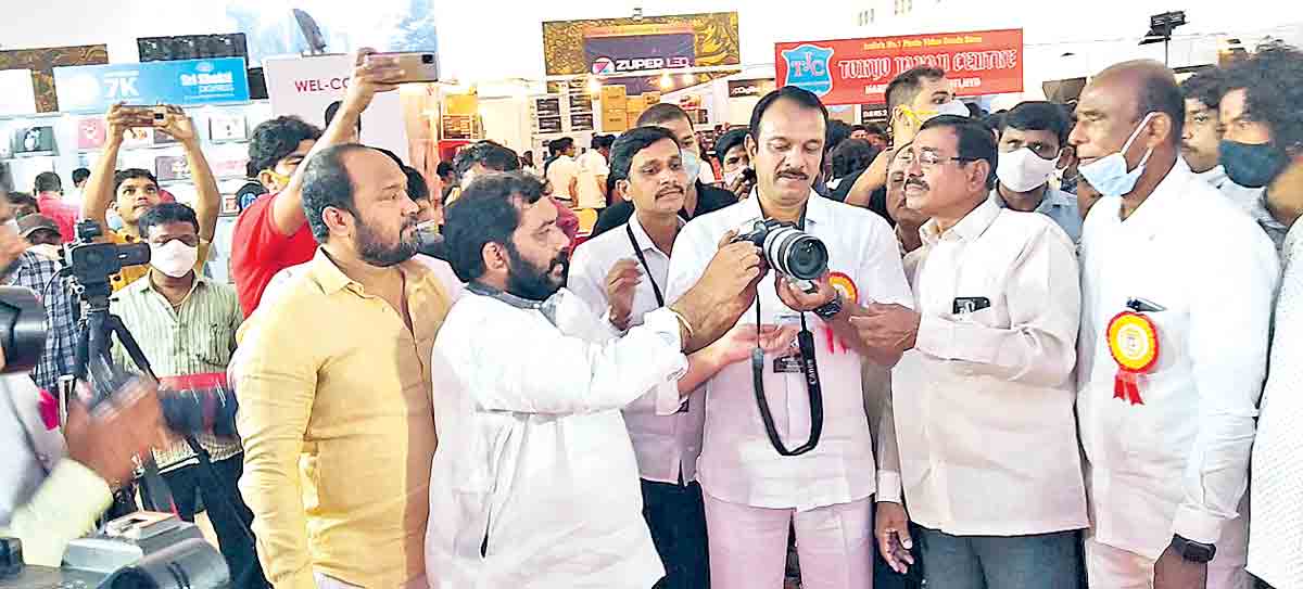 ఫొటోలలో కొత్త పంథాలను అనుసరించాలి