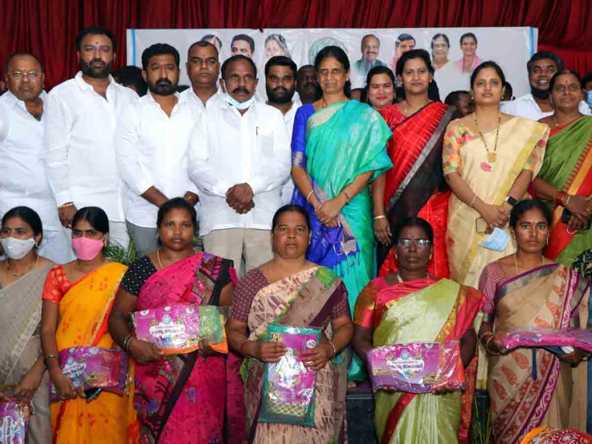 Rangareddy : పండుగలా బతుకమ్మ చీరల పంపిణీ