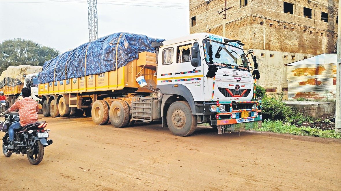 1200 క్వింటాళ్ల రేషన్‌ బియ్యం పట్టివేత