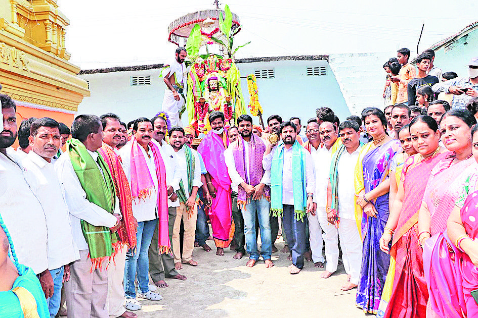 గరుడ వాహనంపై స్వామివారు