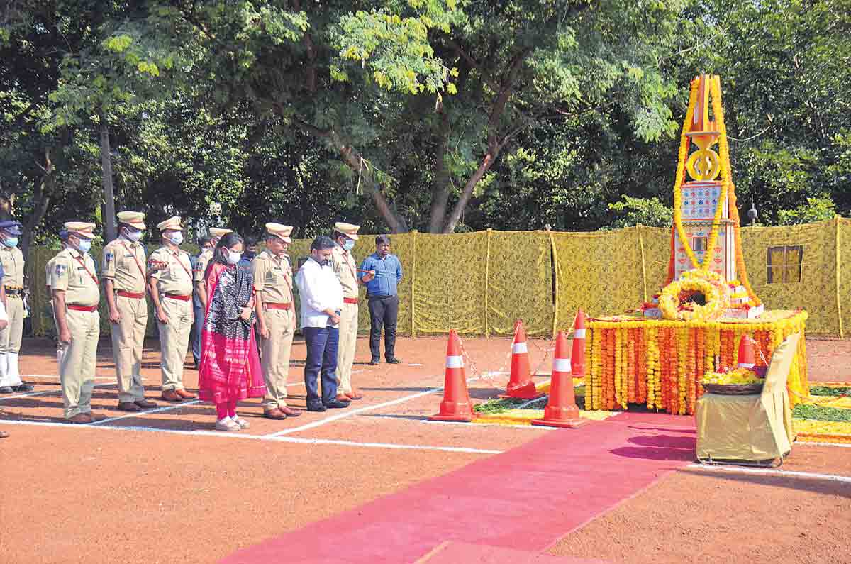 పోలీస్‌ అమరులారా.. వందనం