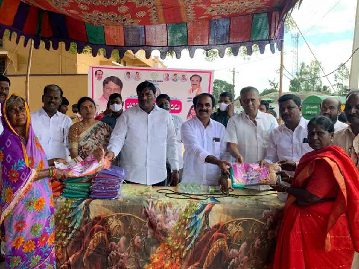 Vikarabad : చేనేత కార్మికులకు ఉపాధి కల్పిస్తూ.. ఆడపడచులకు చేనేత చీర