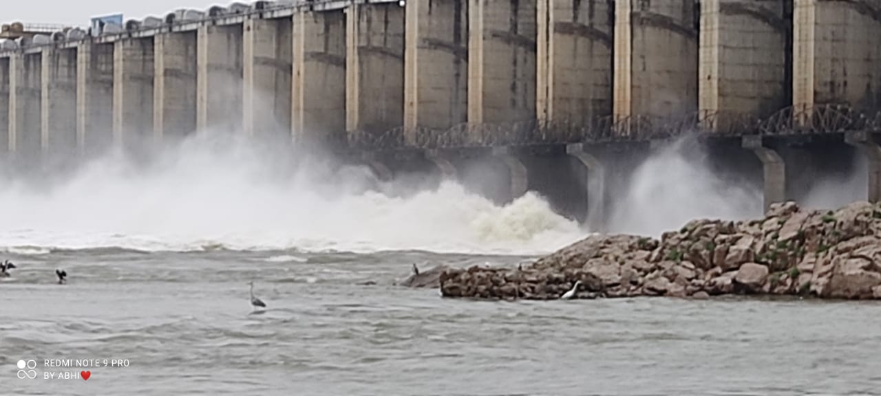 JURALA: 5 గేట్ల ద్వారా నీటి విడుదల