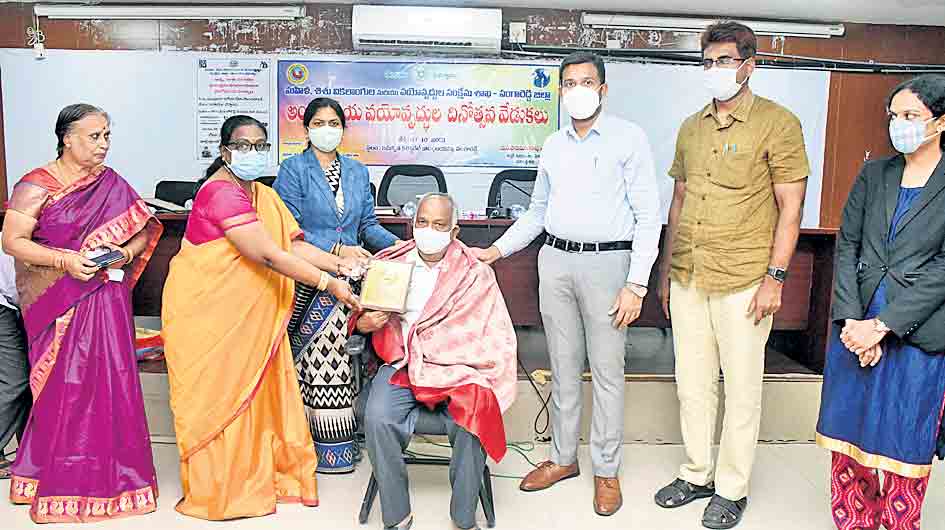 వృద్ధులను నిరాధారణకు గురి చేయొద్దు