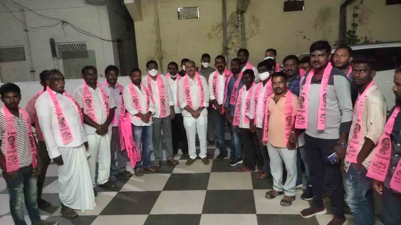 ఎమ్మెల్యే గండ్ర సమక్షంలో టీఆర్‌ఎస్ లో చేరిన యువకులు