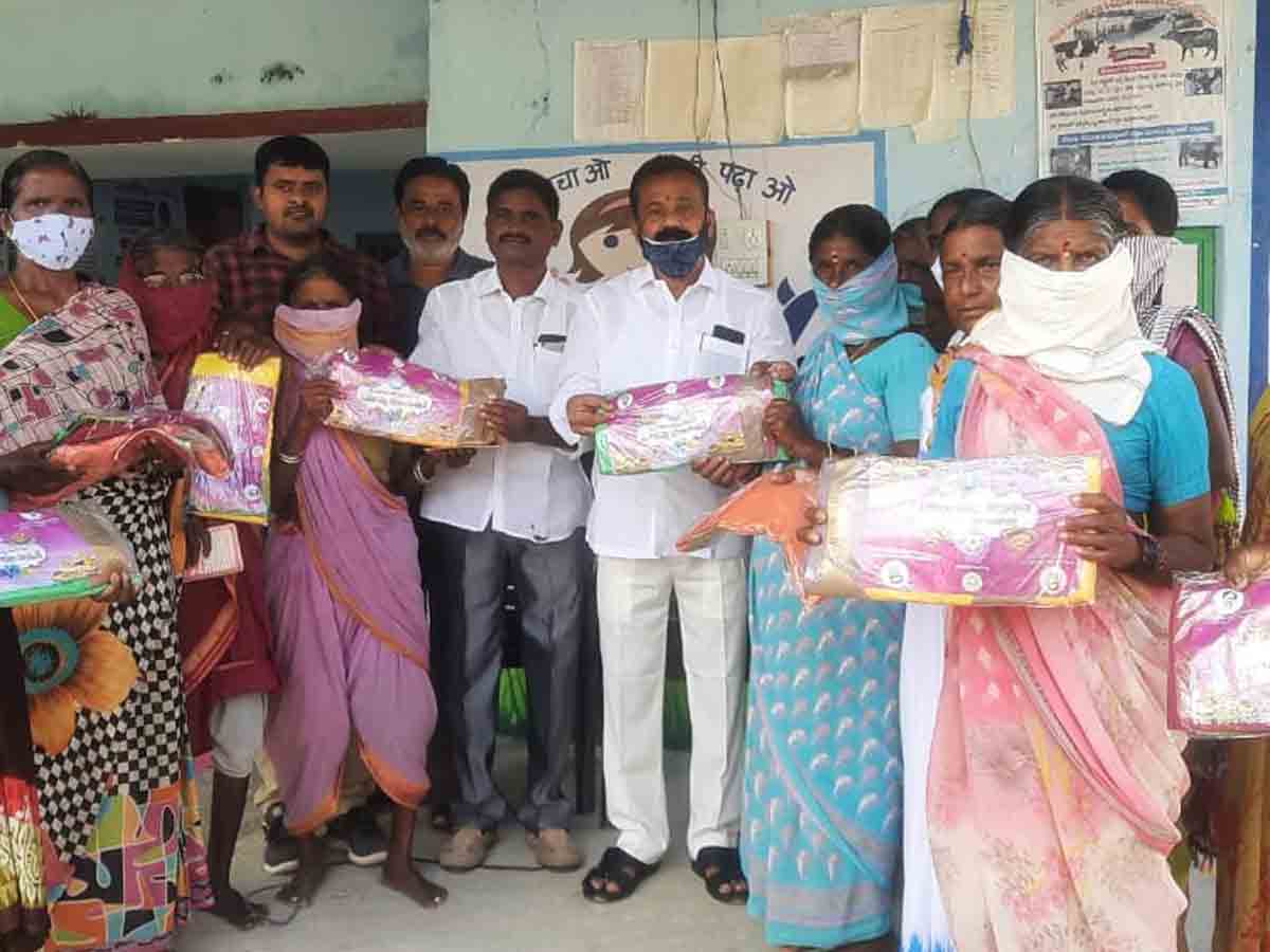 ఆడపడుచులకు బతుకమ్మ చీరల పంపిణీ
