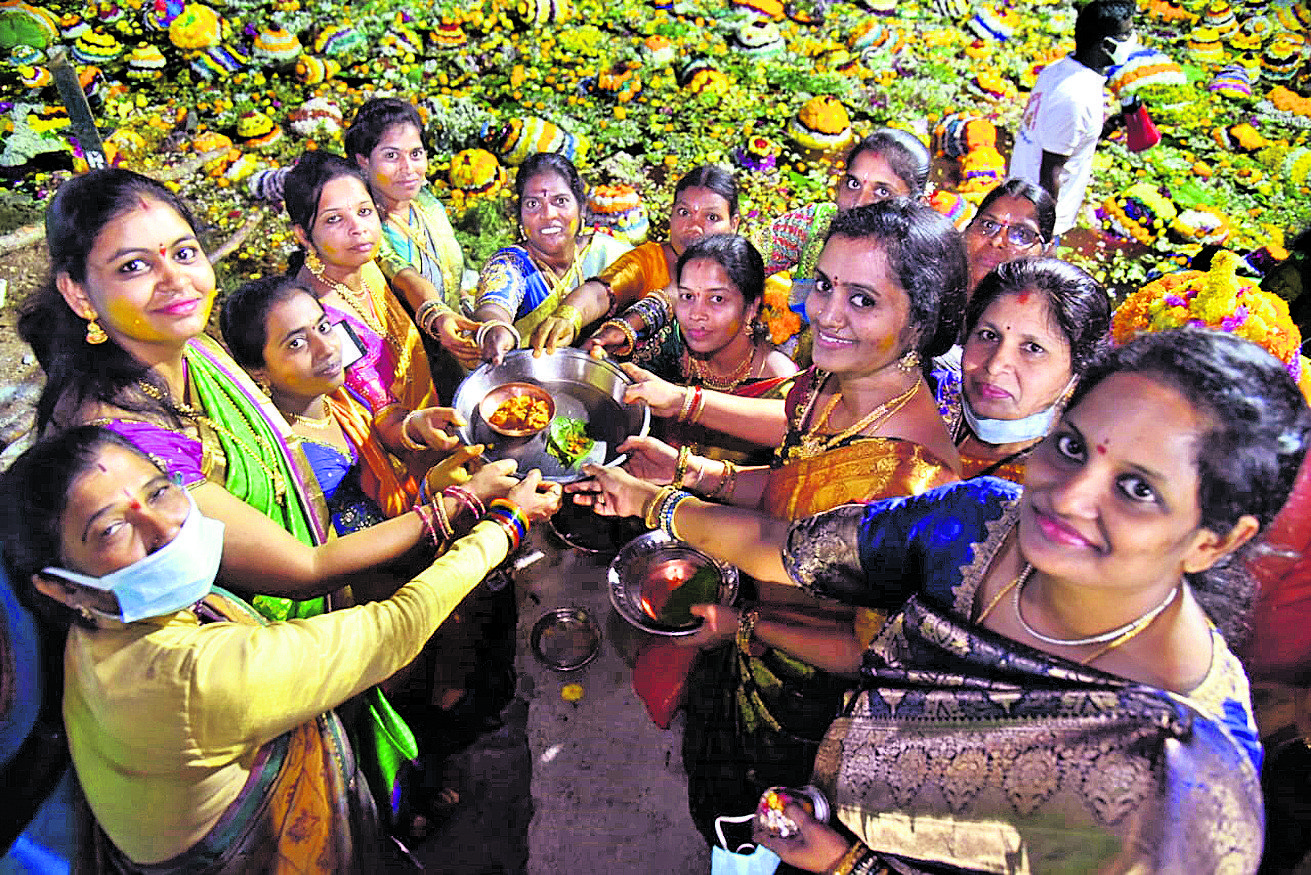 ఆడబిడ్డల పూలకింత