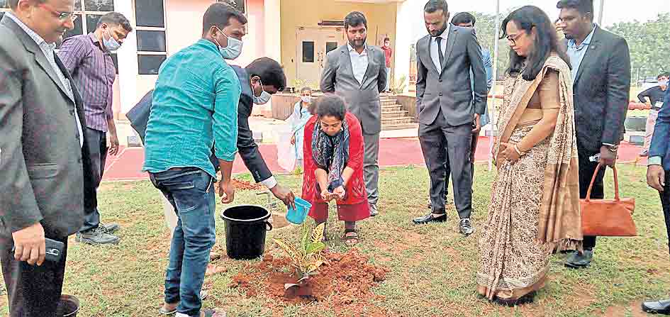 ఫ్యాక్టరీకి వెళ్లి.. పాఠాలు నేర్చి