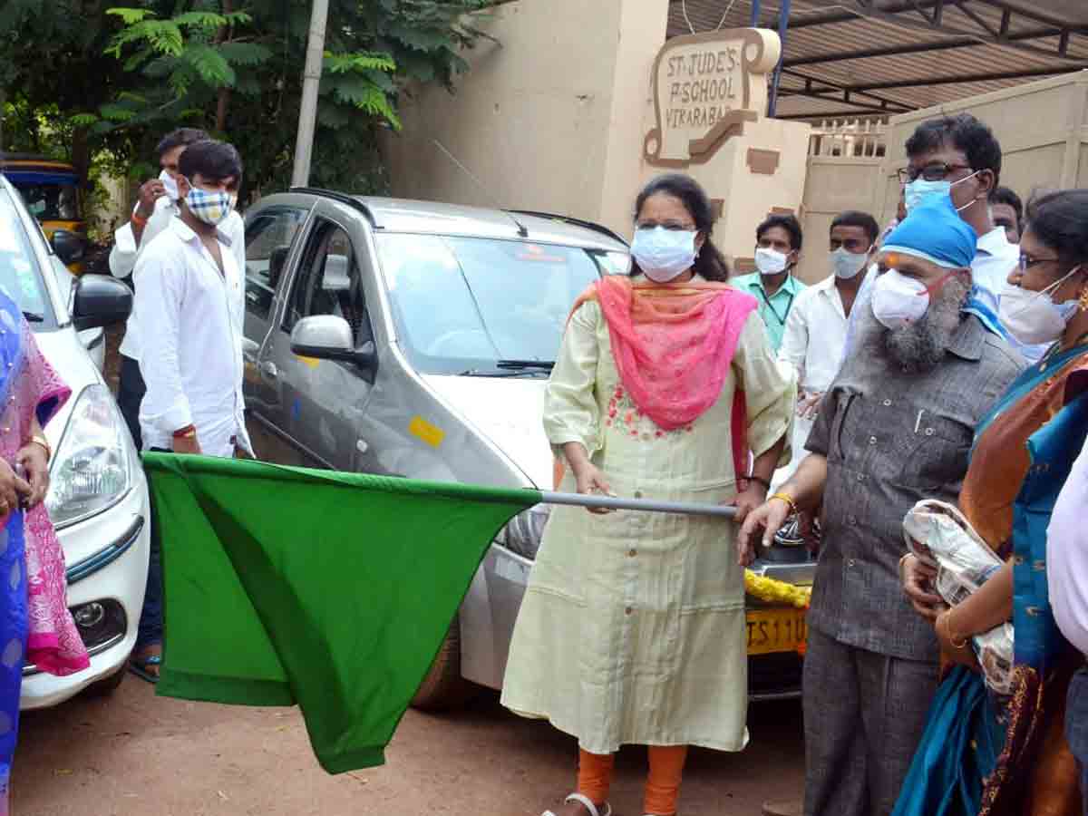 Vikarabad : రక్త నమూనాల కోసం వాహనాల ఏర్పాటు.. జెండా ఊపి ప్రారంభించిన కలెక్టర్‌