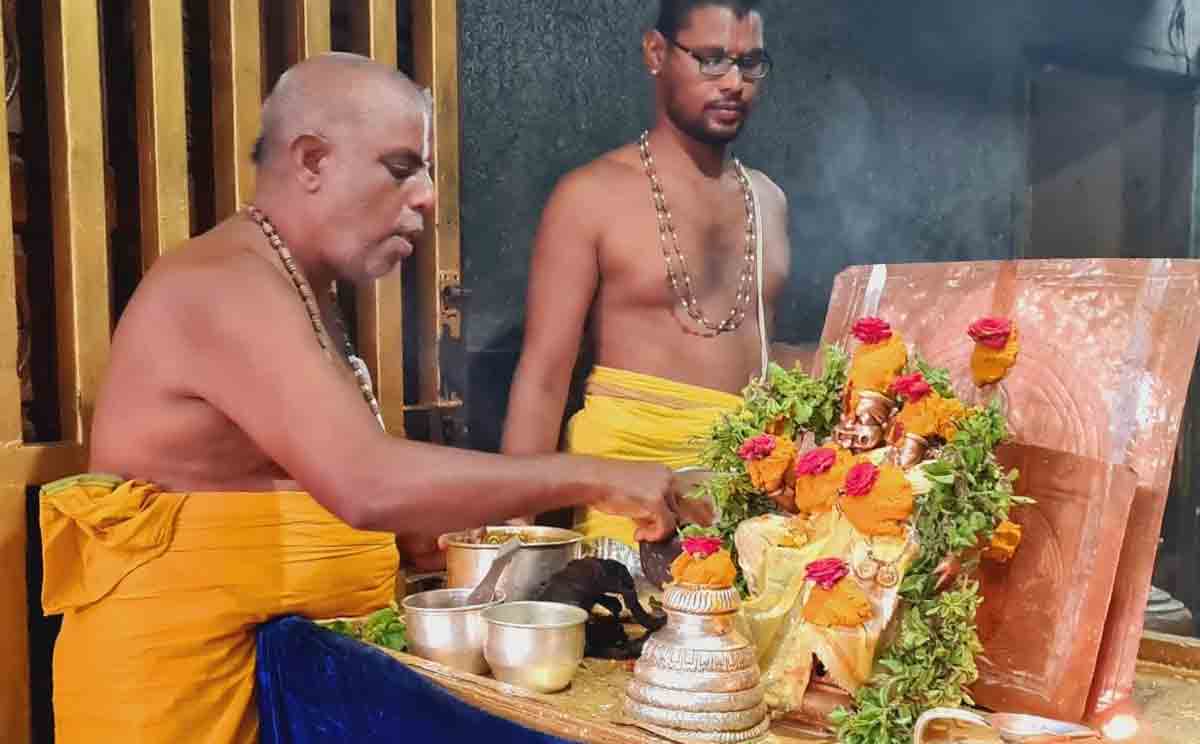 యాదాద్రీశుడికి ప్రత్యేక పూజలు