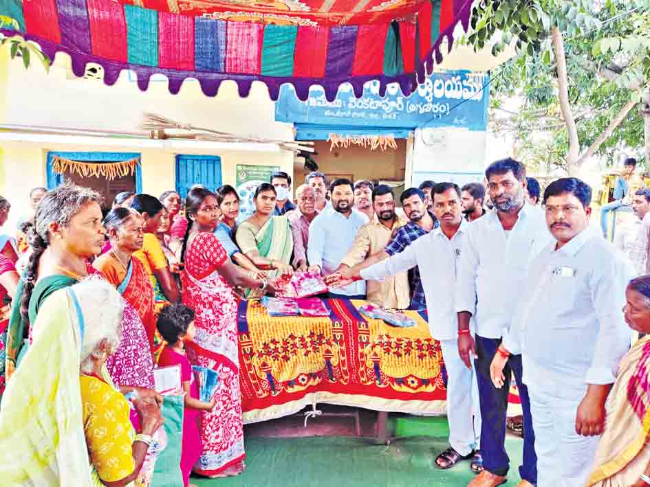 మహిళలకు బతుకమ్మ చీరెల పంపిణీ