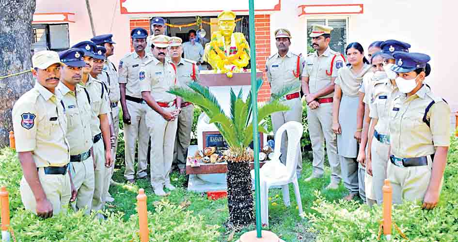 పోలీసు అమరులకు ఘన నివాళి