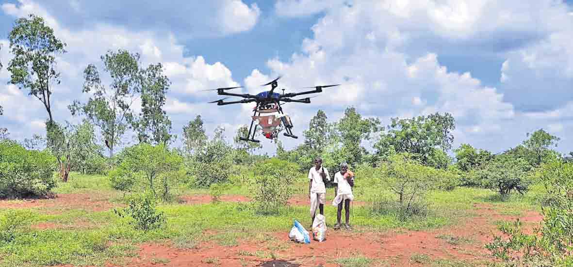 సీడ్‌బాల్స్‌ వెదజల్లేందుకు డ్రోన్‌ వినియోగం