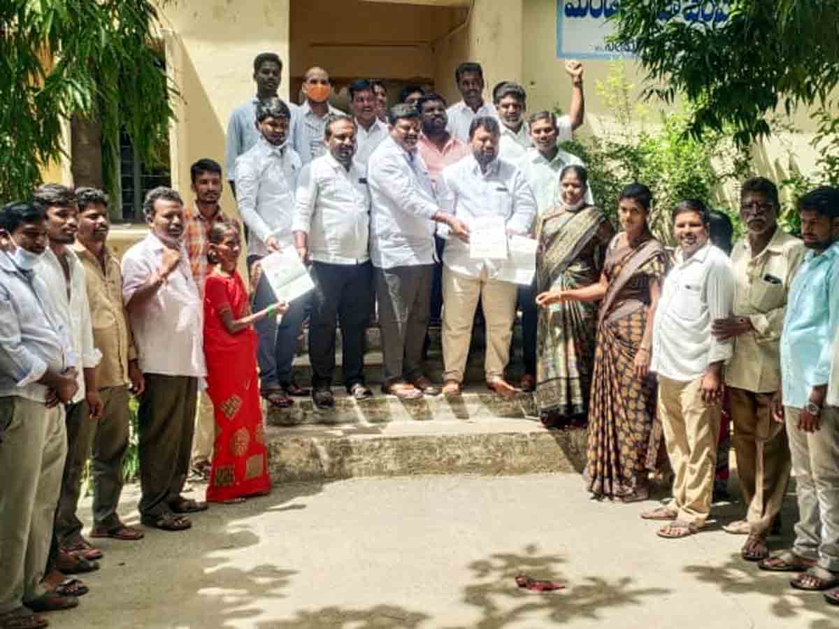 CMRF : సీఎం రిలీఫ్‌ ఫండ్‌ చెక్కుల పంపిణీ