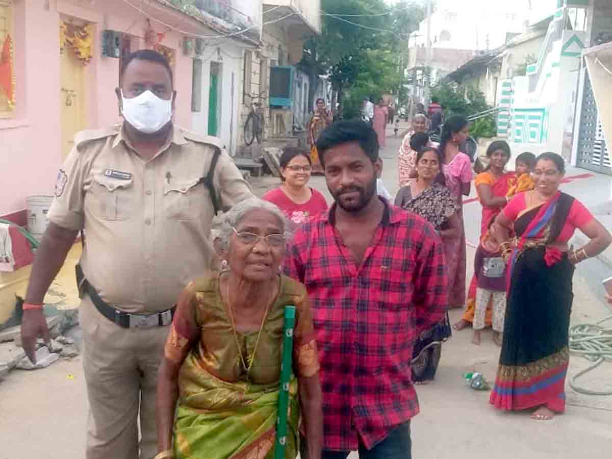 Jangaon : దారితప్పిన వృద్ధురాలు.. ఫేస్బుక్ సహాయంతో బంధువులకు అప్పగింత