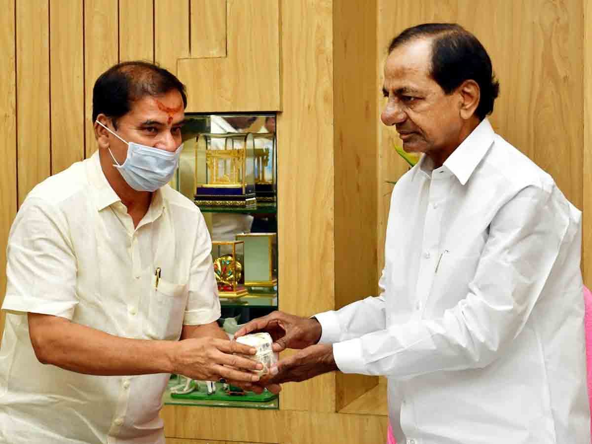 Warangal : భద్రకాళీ ప్రసాదం సీఎం కేసీఆర్కు అందచేసిన ప్రభుత్వచీప్ విప్ దాస్యం