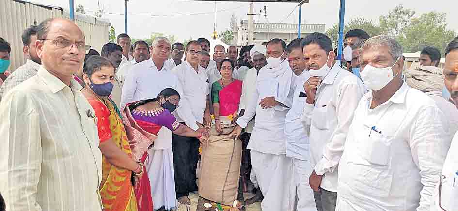 కొనుగోలు కేంద్రాల్లోనే విక్రయించాలి