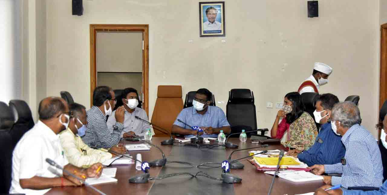 Warangal : చెరువుల పరిరక్షణకు చర్యలు తీసుకోవాలి.. కలెక్టర్‌ రాజీవ్‌గాంధీ హనుమంతు