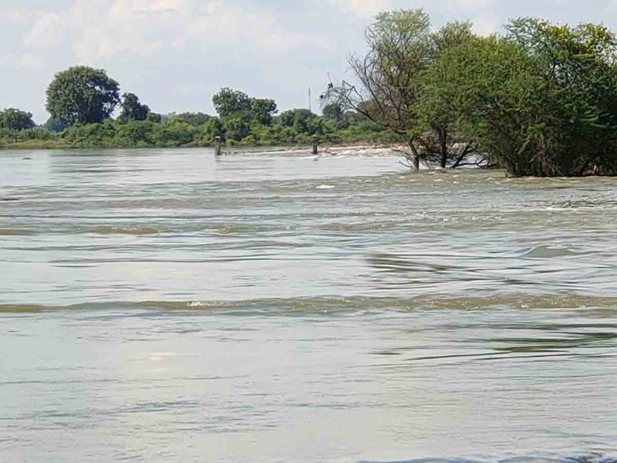 తగ్గని వరద