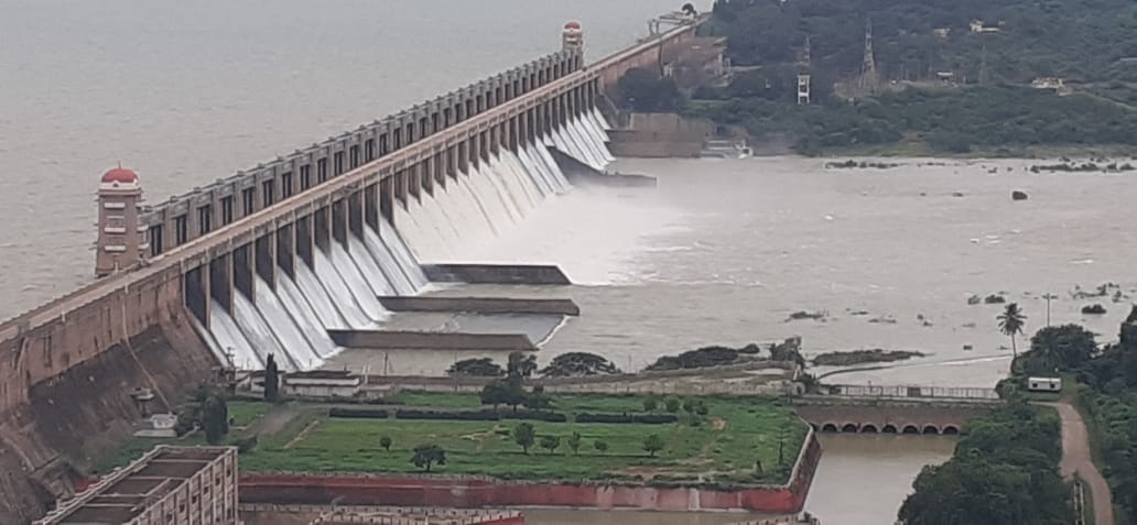 టీబీ డ్యాంకు వరద.. 10 గేట్లు ఎత్తివేత