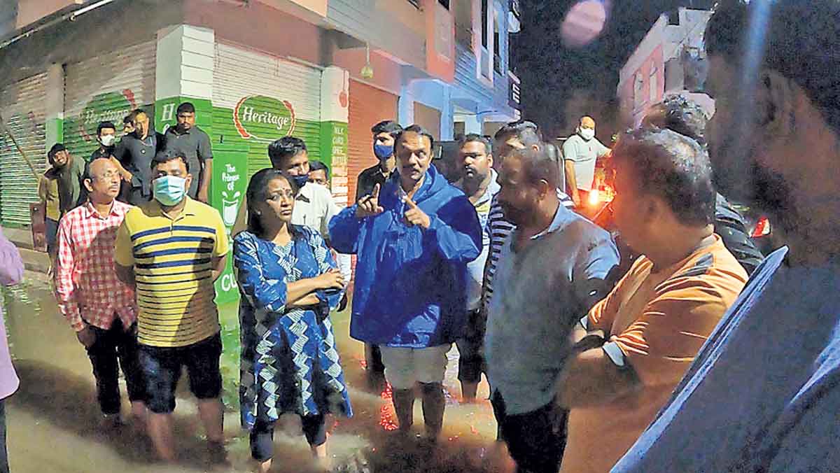 ముంపు ప్రాంతాల్లో పర్యటించిన మేయర్‌, ఎమ్మెల్యే